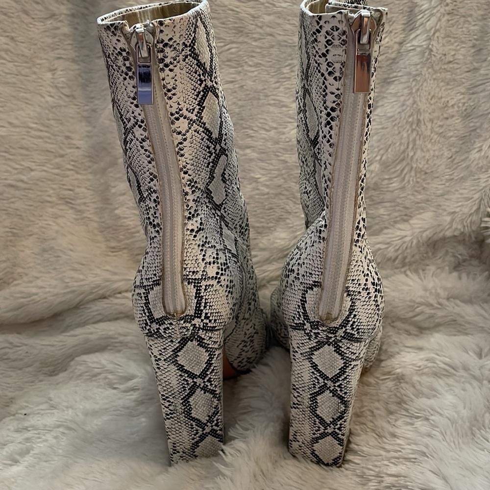 Raye Easton Bootie in Black & White Embossed Snakeskin Print Size 6 - Picture 3 of 9